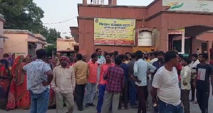 गांव जेठापुर में तहसीलदार की गाड़ी धीरे लोग। संवाद