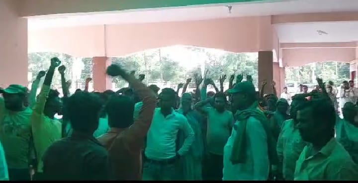 गांव जेठापुर में तहसीलदार की गाड़ी धीरे लोग। संवाद