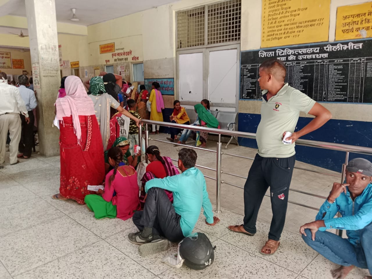 ओपीडी की गैलरी में लगी भीड़।