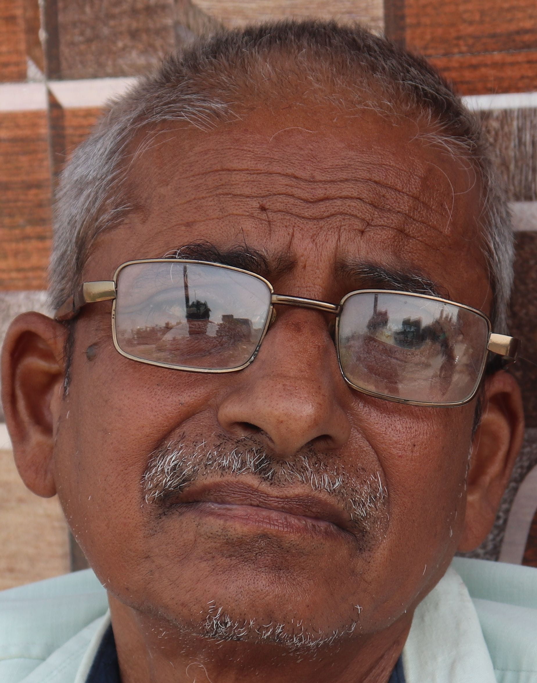 पक्का तालाब में पड़े कूड़े में खाना ढूंढते पशु।संवाद