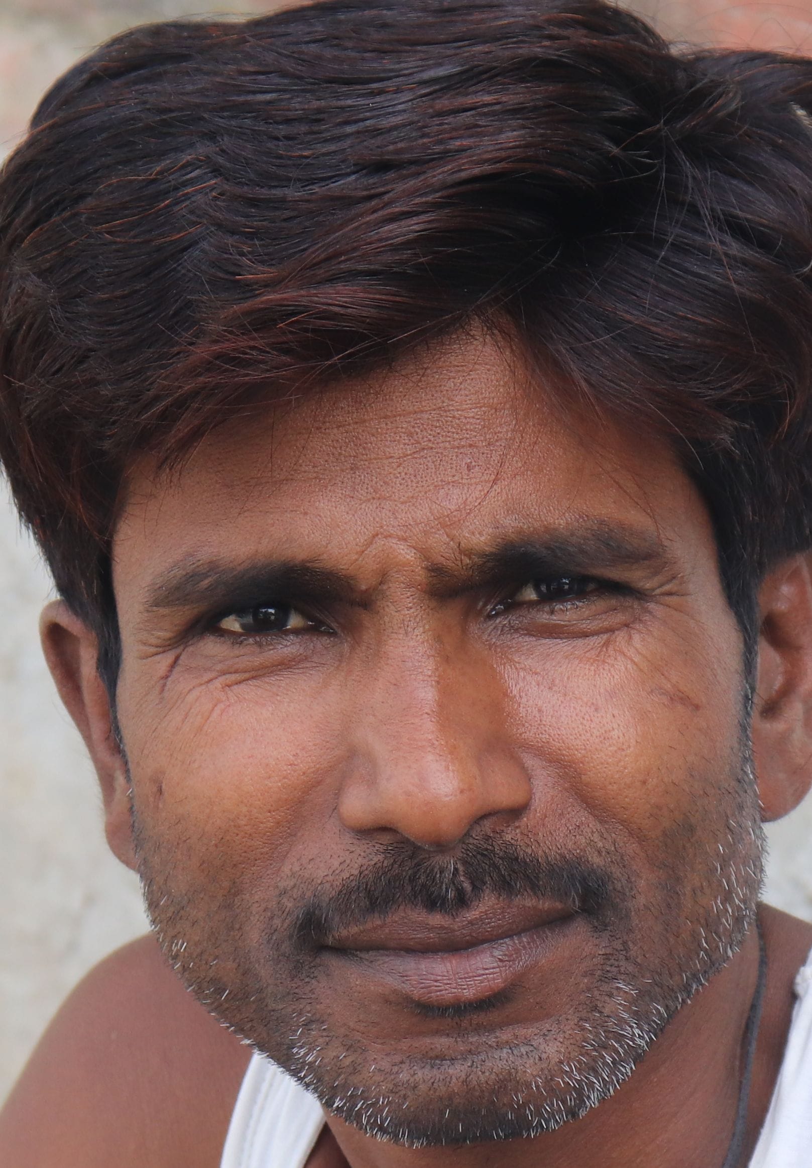 पक्का तालाब में पड़े कूड़े में खाना ढूंढते पशु।संवाद