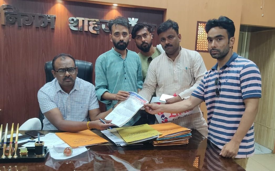 ककरा कलां स्थित डंपिंग ग्राउंड में पड़े कूड़े से उठता धुआं