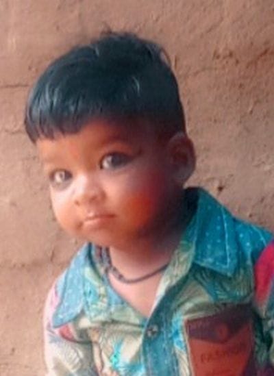 पोस्टमार्टम हाउस पर मौजूद मृतक बालक रितिक के परिजन। संवाद