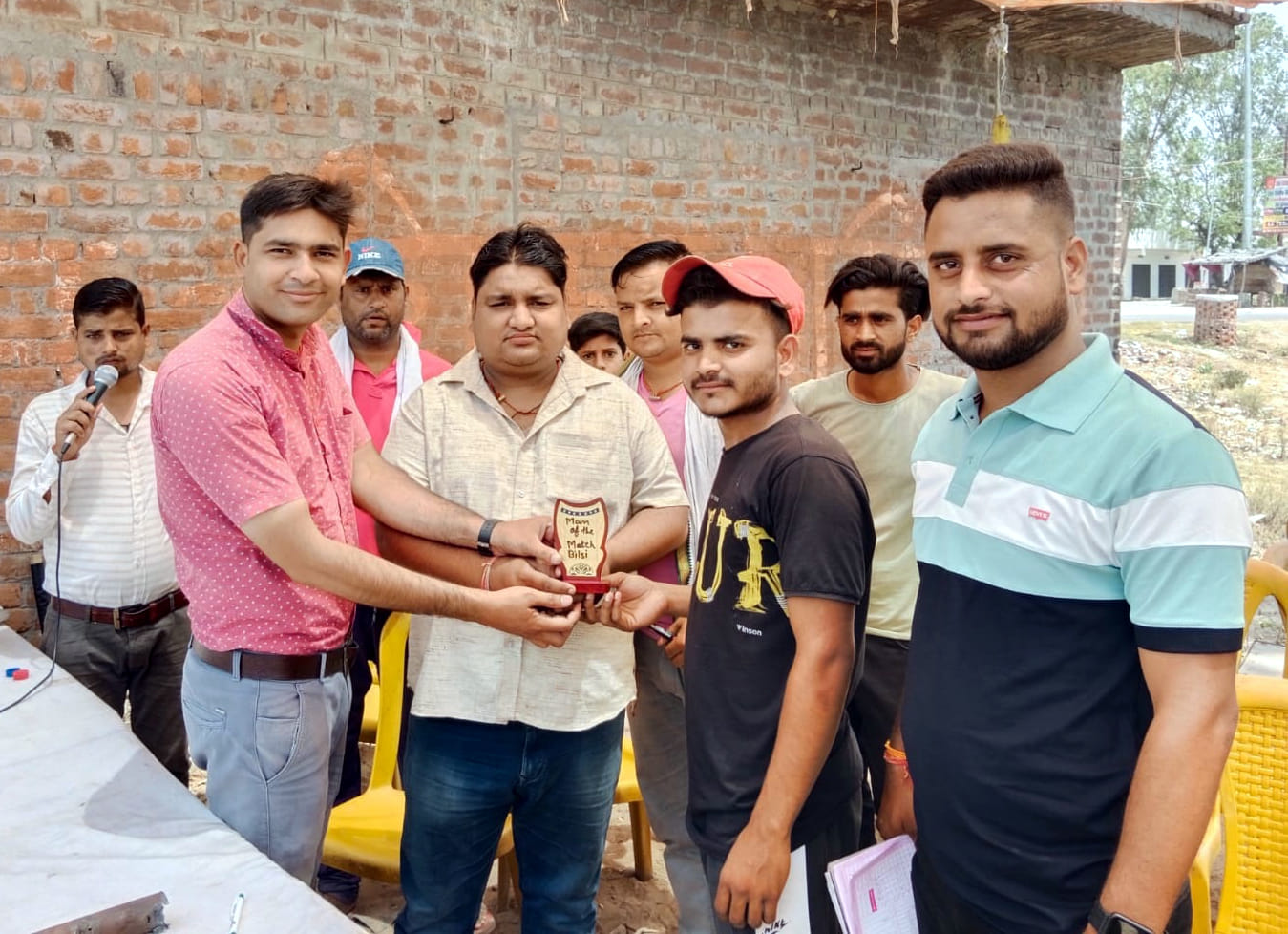 सिरतौल जॉइंट्स के खिलाड़ी अजीम को मिला मैन ऑफ द मैच देते आयोजक। संवाद