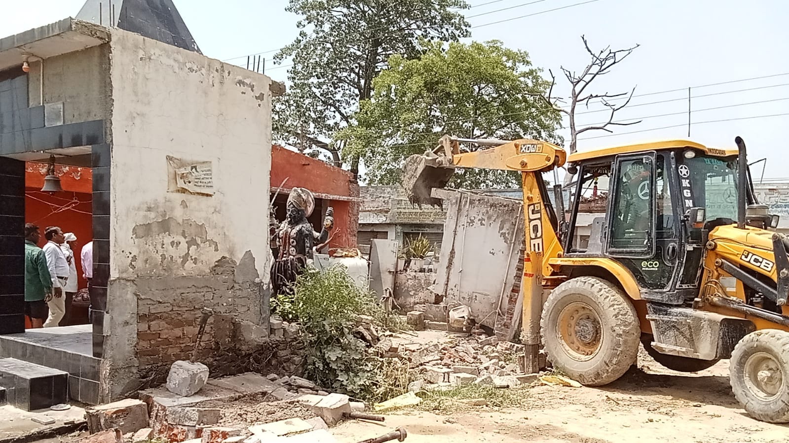 असम चौकी पर धार्मिक स्थल पर मौजूद लोग। संवाद