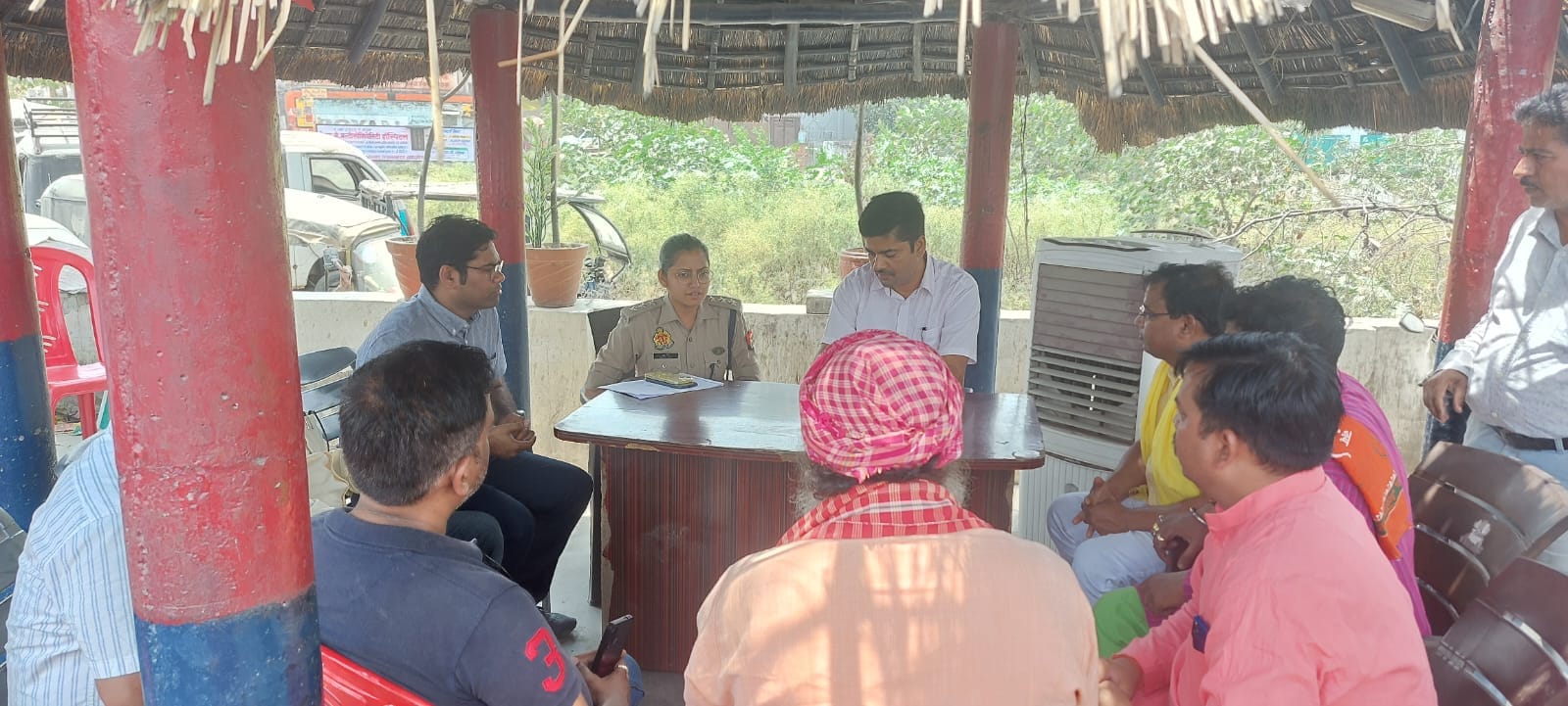 असम चौकी पर धार्मिक स्थल पर मौजूद लोग। संवाद