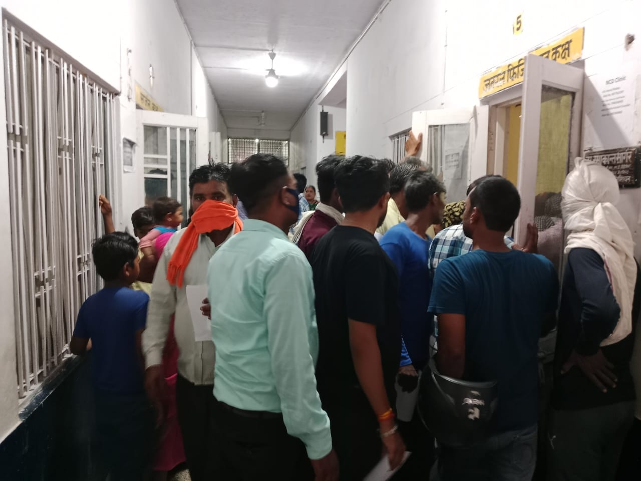 जिला अस्पताल के आयुष बिंग के पास खराब पड़ा वाटर एटीएम। संवाद