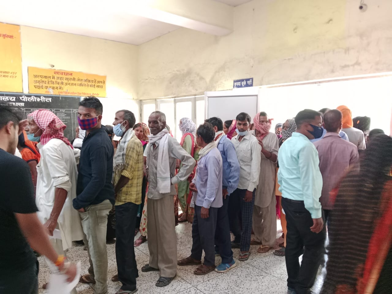 जिला अस्पताल के आयुष बिंग के पास खराब पड़ा वाटर एटीएम। संवाद