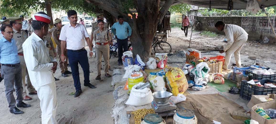 बीसलपुर में लकड़ी की दुकान से लकड़ी उठाते सफाई कर्मचारी। संवाद
