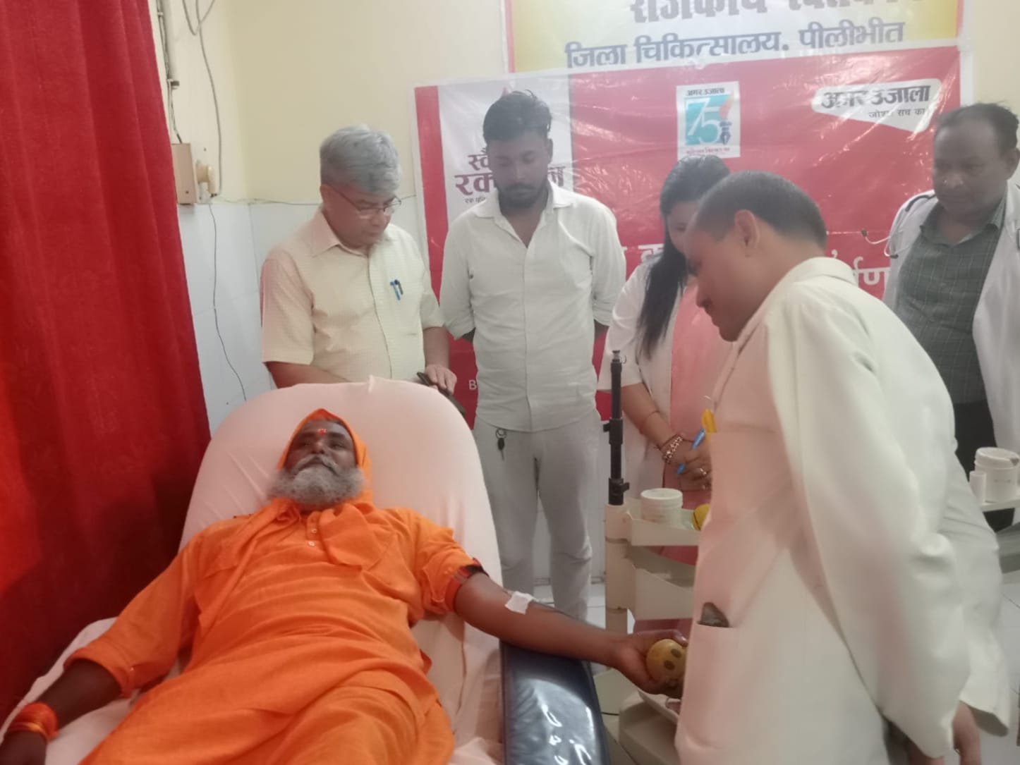 जिला अस्पताल की ब्लड बैंक में रक्तदाताओं को प्रमाणपत्र देते सीएमओ और सीएमएस। संवाद