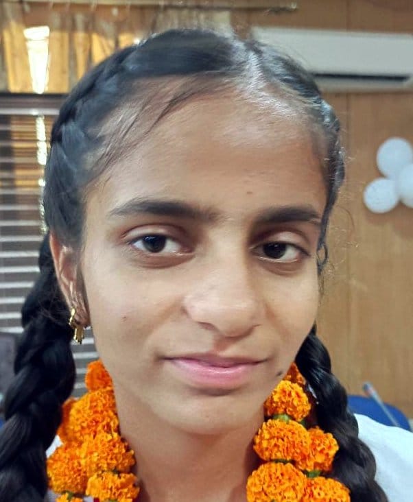 प्रमाण पत्र के साथ मेधावी छात्र-छात्राएं
