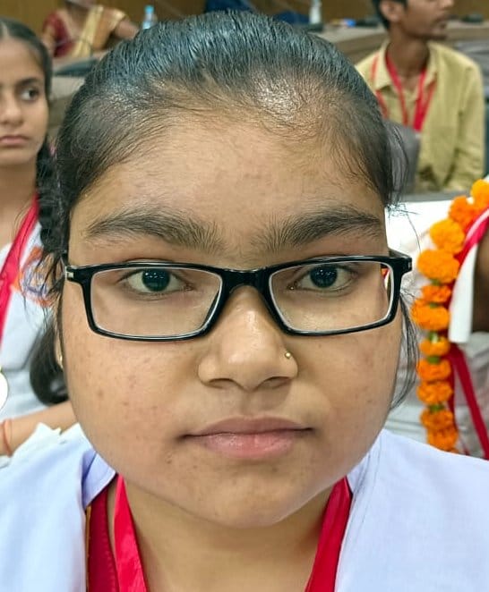 प्रमाण पत्र के साथ मेधावी छात्र-छात्राएं
