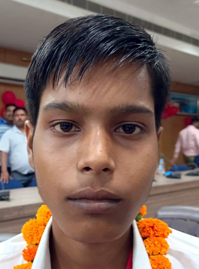 प्रमाण पत्र के साथ मेधावी छात्र-छात्राएं