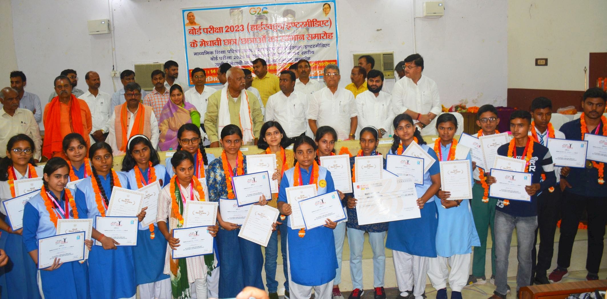 सिविल लाइंस स्थित गांधी सभागार में हाईस्कूल व इंटरमीडिएट के मेधावियों को किया सम्मानित।-संवाद सिविल लाइंस स्थित गांधी सभागार में हाईस्कूल व इंटरमीडिएट के मेधावियों को किया सम्मानित।-संवाद
