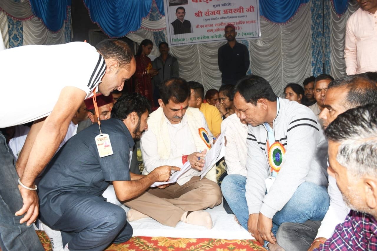 अर्की के बाड़ीधार मेले में लोगों काे संबोधित करते सीपीएस संजय अवस्थी। संवाद