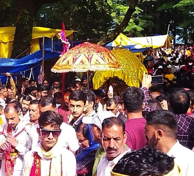अर्की के बाड़ीधार मेले में लोगों काे संबोधित करते सीपीएस संजय अवस्थी। संवाद