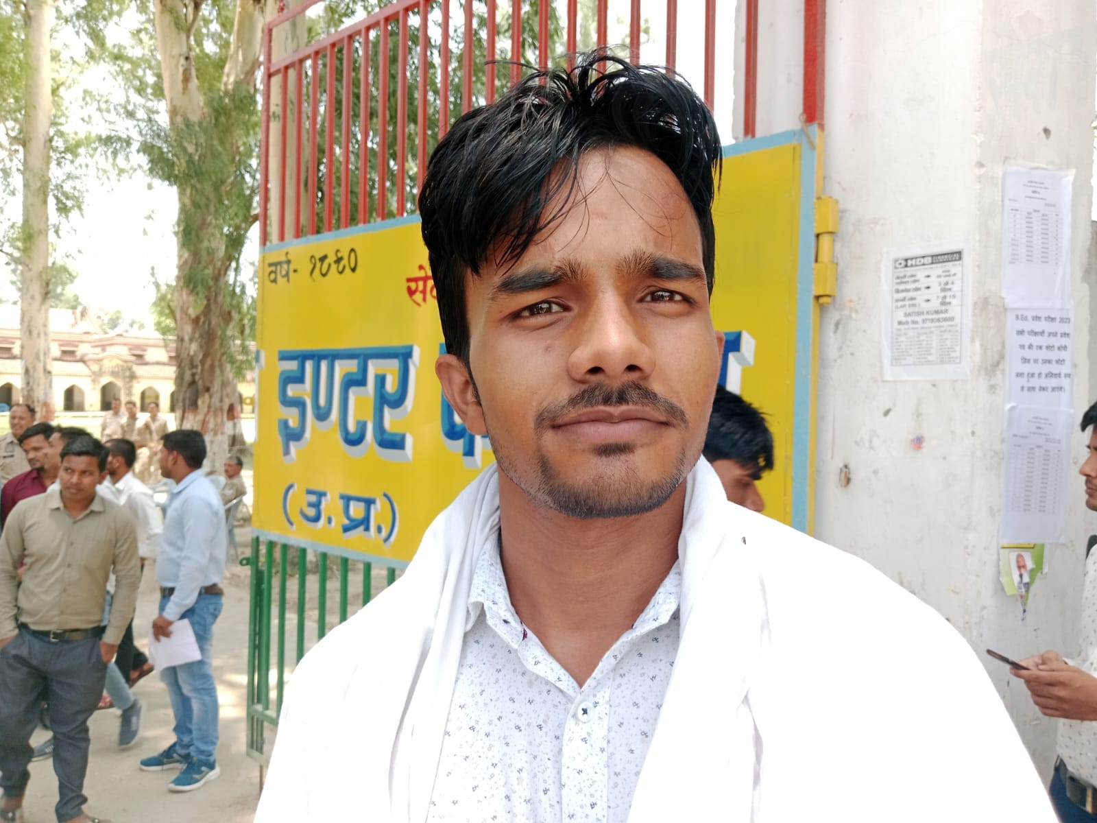 बीएड परीक्षा केंद्र से बाहर निकलते परीक्षार्थी