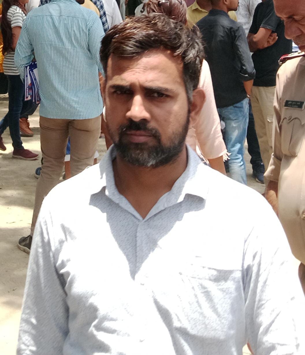 बीएड परीक्षा केंद्र से बाहर निकलते परीक्षार्थी