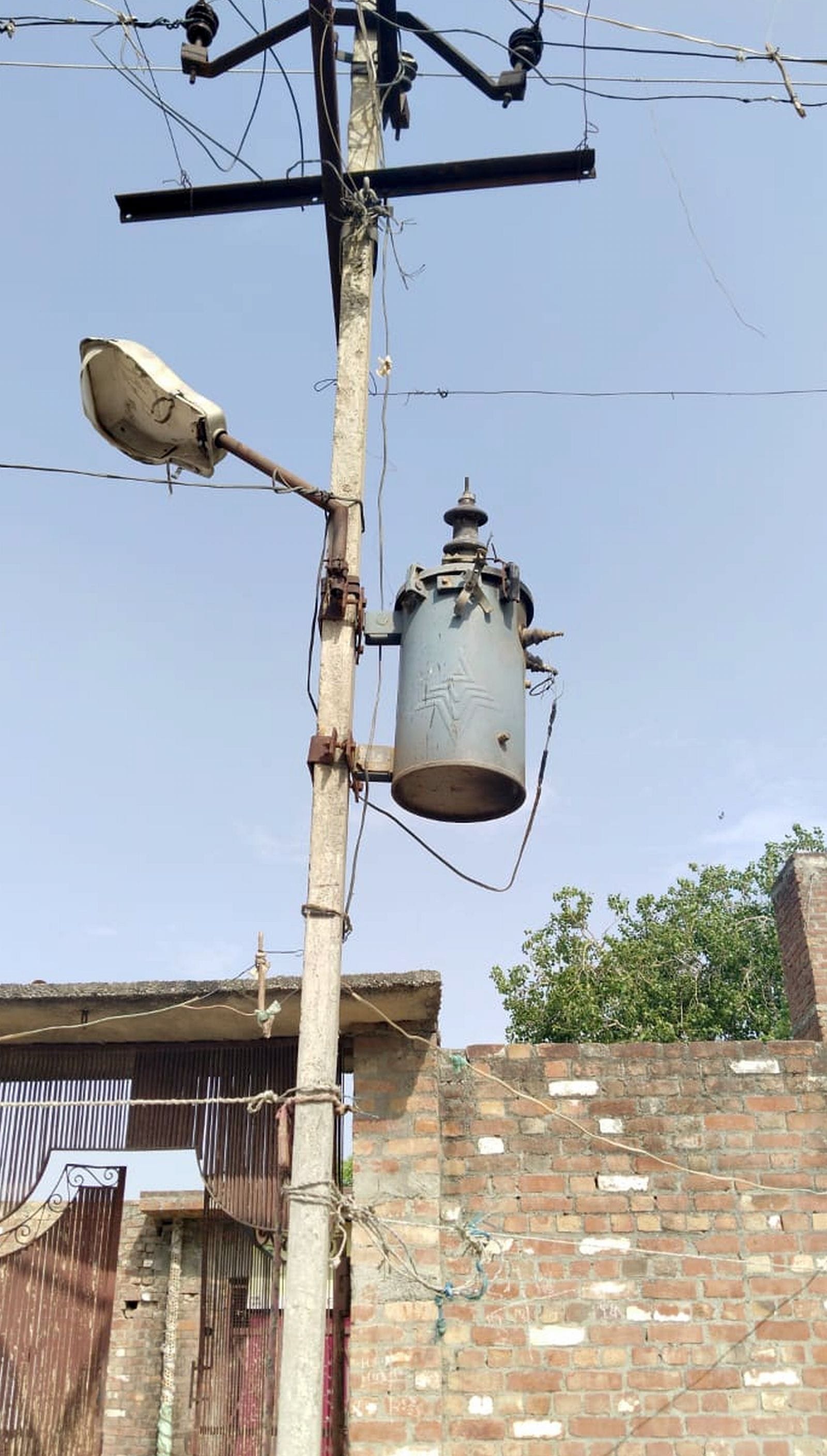 ग्राम बमनोसी में फुंका पड़ा ट्रांसफॉर्मर। संवाद