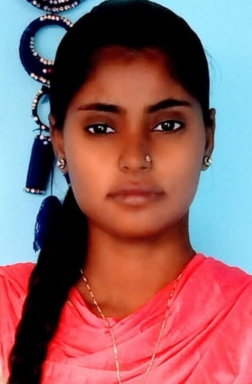 निगोही में रोते-बिलखते मृतका नीरज के परिजन। निगोही में रोते-बिलखते मृतका नीरज के परिजन।