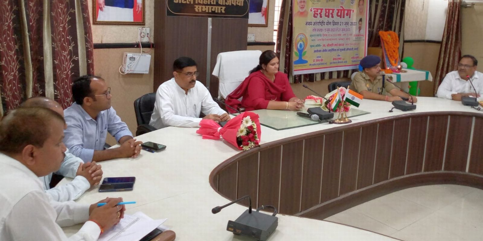 ऑडिटोरियम परिसर में योग करते हुए।  संवाद