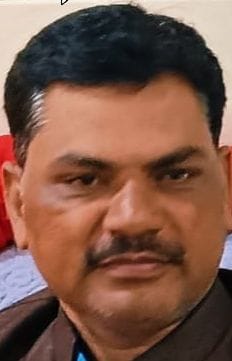 पैंटून पुल के पास रास्ते की प्लेटें हटाते मजदूर।संवाद