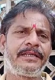 पैंटून पुल के पास रास्ते की प्लेटें हटाते मजदूर।संवाद