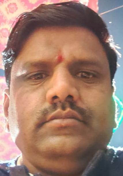 पैंटून पुल के पास रास्ते की प्लेटें हटाते मजदूर।संवाद