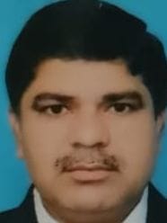 पैंटून पुल के पास रास्ते की प्लेटें हटाते मजदूर।संवाद