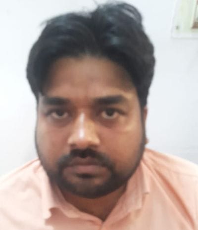 थाना सिविल लाइंस में लेखपाल के खिलाफ कार्रवाई करती एंटी करप्शन टीम (गुलाबी शर्ट में अंगोछा डाले