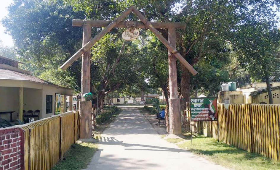 वाटर होल में पानी भरते वनकर्मी वाटर होल में पानी भरते वनकर्मी