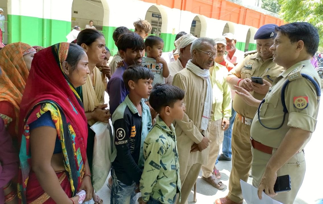 कचहरी जाते कंधईपुर गांव के लोग कचहरी जाते कंधईपुर गांव के लोग