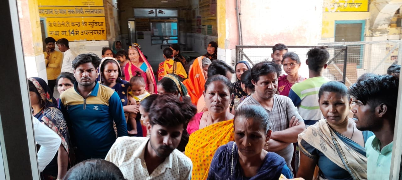 महिला की मौत पर रोते परिजन महिला की मौत पर रोते परिजन