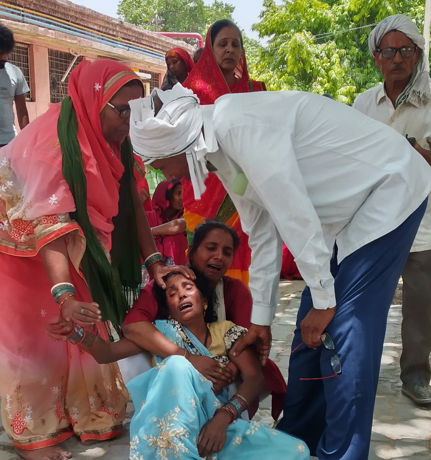 प्रेमचंद्र की मौत की सूचना पर जिला अस्पताल पहुंचे परिजन। प्रेमचंद्र की मौत की सूचना पर जिला अस्पताल पहुंचे परिजन।