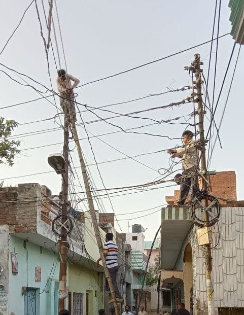 ्राईसाइकिल में छतरी बांधकर धूप से बचने का प्रयास करती दिव्यांग महिला।संवाद
