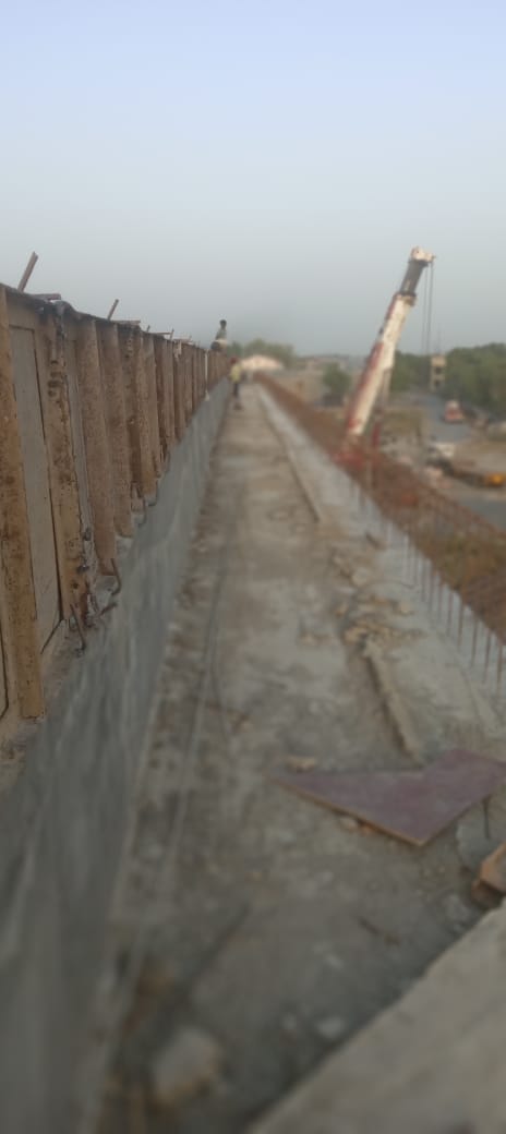 रोजा में अटसलिया ओवरब्रिज की टेस्टिंग को लेकर चलती तैयारियां।