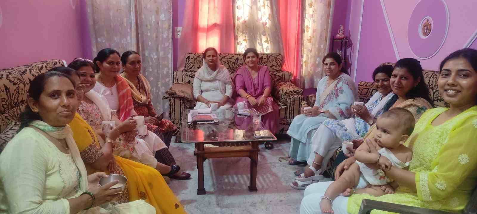 सेक्टर तीन में आयोजित सर्व जातीय सर्व खाप महिला महापंचायत की बैठक में मौजूद महिलाएं । विज्ञप्त सेक्टर तीन में आयोजित सर्व जातीय सर्व खाप महिला महापंचायत की बैठक में मौजूद महिलाएं । विज्ञप्त