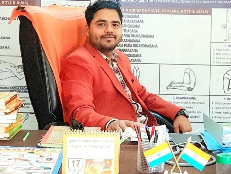 स्पोर्ट्स स्टेडियम हथौड़ा में योगासन करते छात्र-छात्राएं