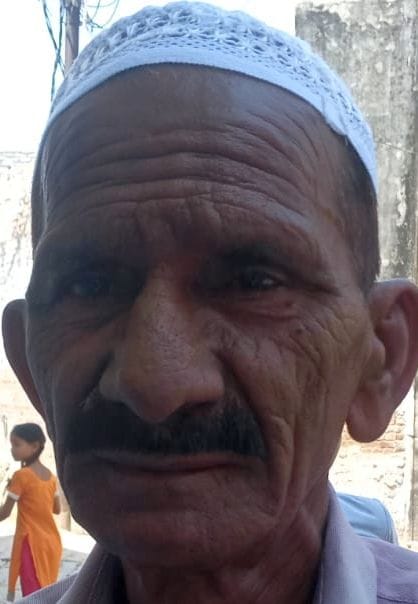 शहर के मोहल्ला एमनजई जलालनगर की गली में पड़ा कूड़ा।संवाद