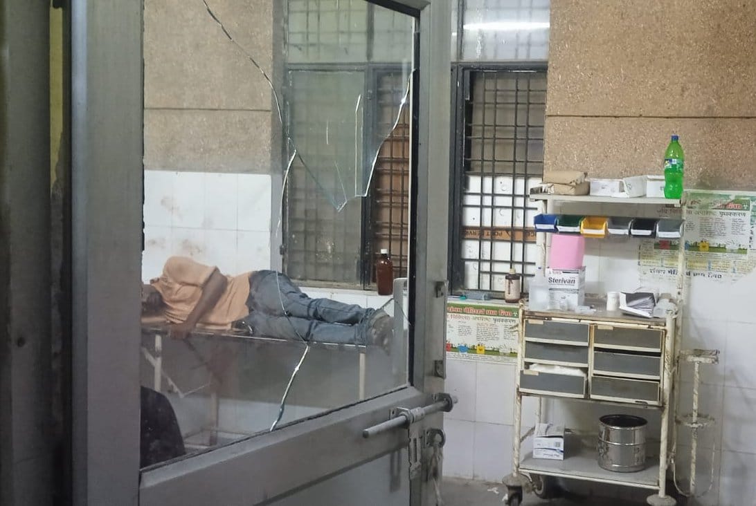 शनिवार दोपहर सड़क हादसे में घायल युवक को लेकर पहुंचे लोगों को देखकर इमरजेंसी छोड़कर भागे स्वास्