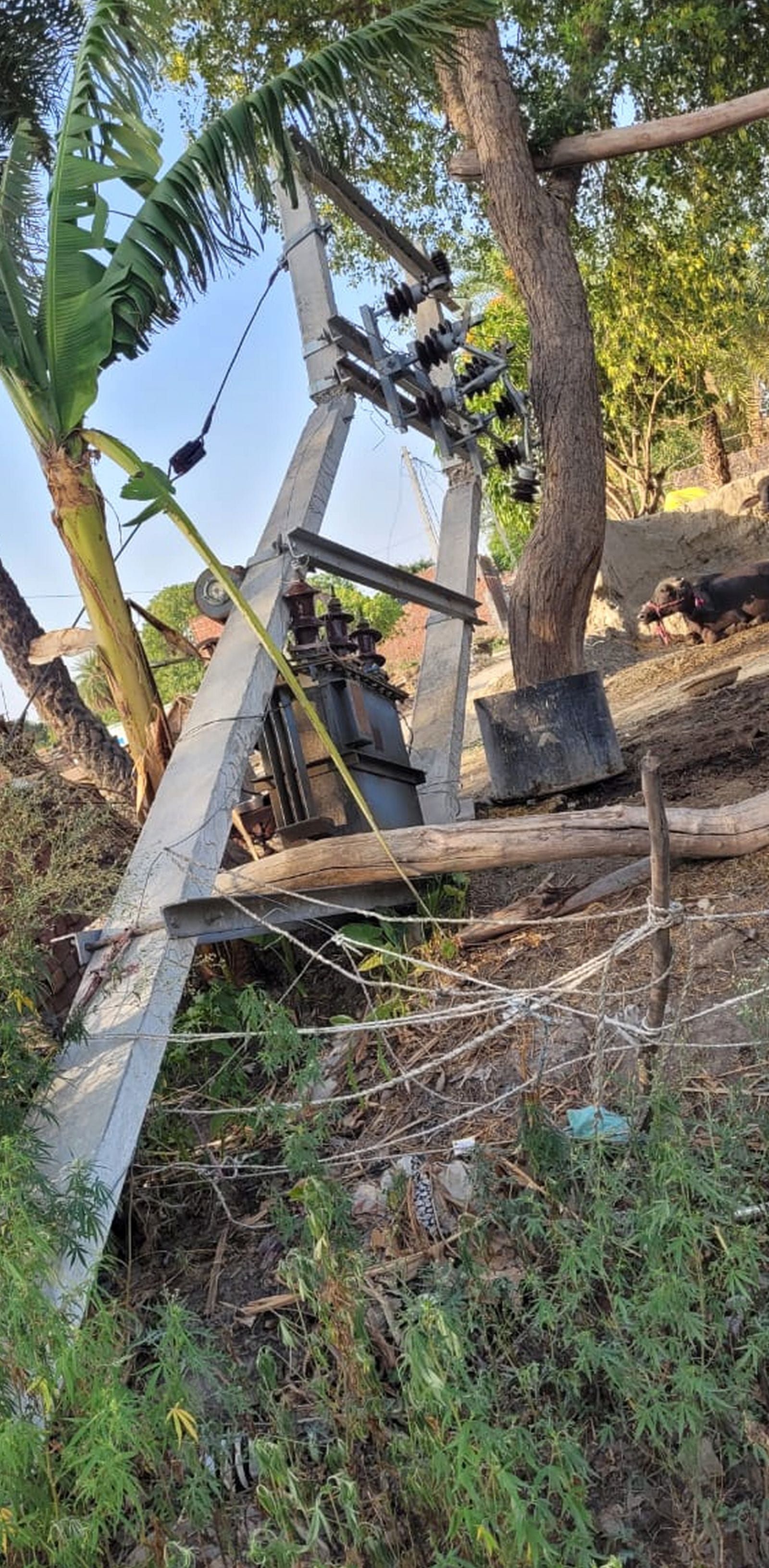 अलापुर में गिरा पड़ा बिजली का पोल। संवाद