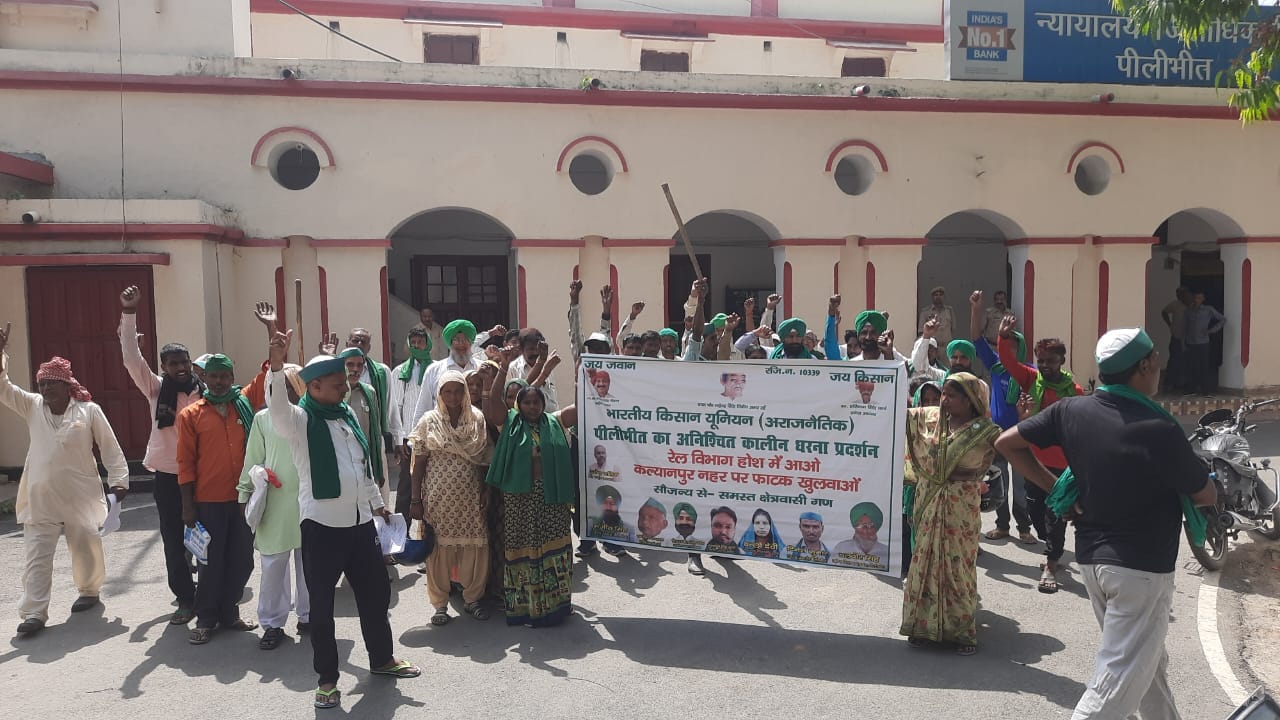 फोटो 3 एसडीएम को ज्ञापन देते भाकियू पदाधिकारी। संवाद