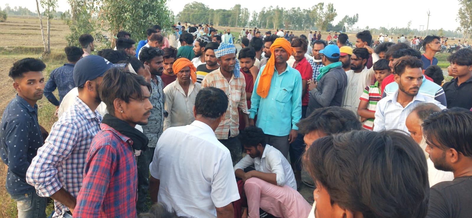 घटना के बाद विलाप करती पत्नी रोशनी। संवाद