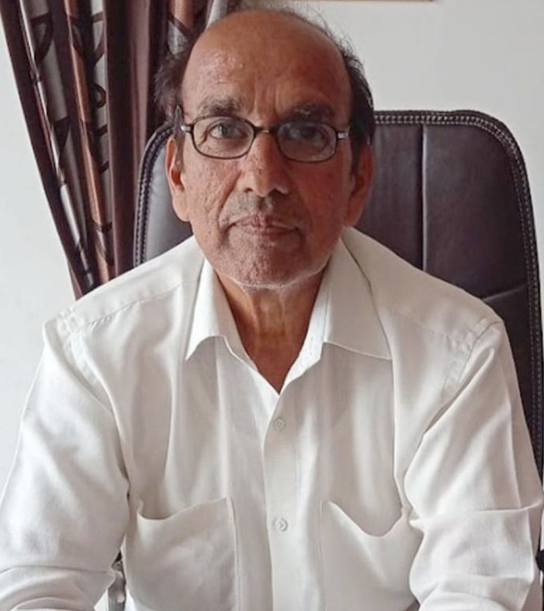 घटना स्थल पर गमजदा बैठी मृतक रमेश वर्मा की पत्नी जयमाला वर्मा घटना स्थल पर गमजदा बैठी मृतक रमेश वर्मा की पत्नी जयमाला वर्मा