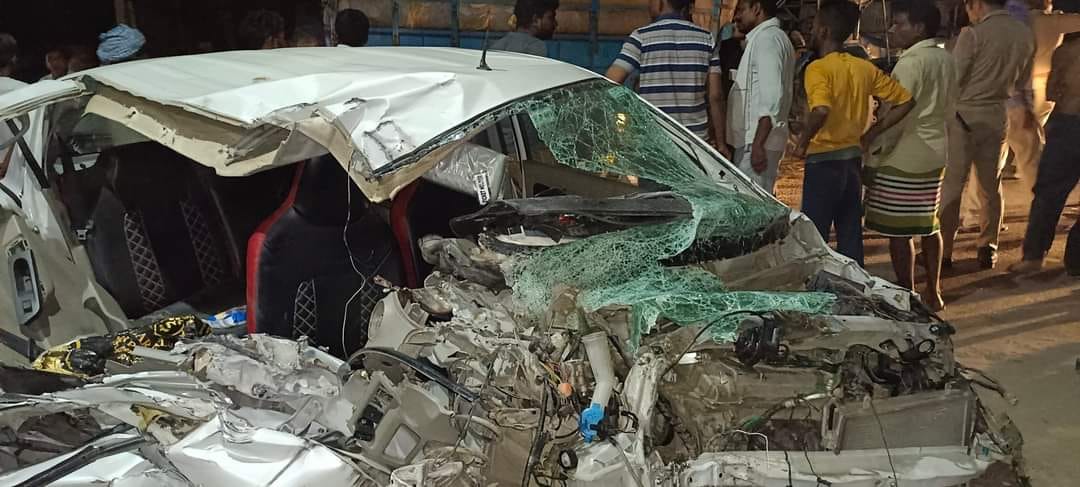 खुटार में हादसे के बाद कार से घायल को निकालते लोग