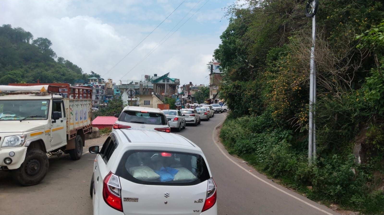 धर्मपुर के सनावार गांव के पास फंसी निजी बस व टुरिस्ट बस। संवाद धर्मपुर के सनावार गांव के पास फंसी निजी बस व टुरिस्ट बस। संवाद