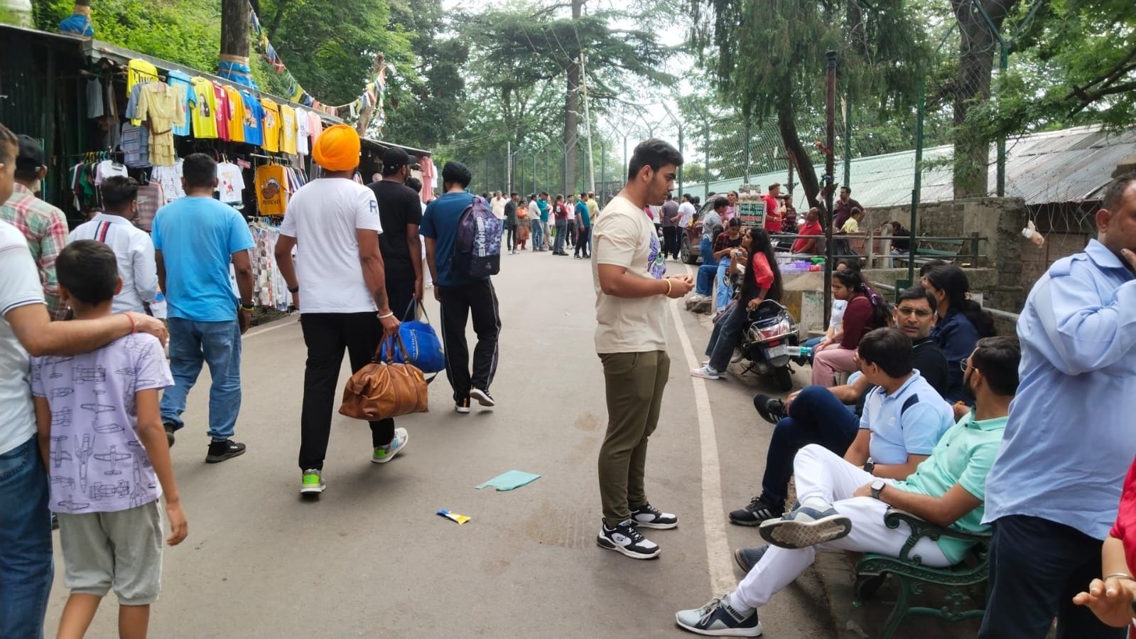 धर्मपुर के सनावार गांव के पास फंसी निजी बस व टुरिस्ट बस। संवाद धर्मपुर के सनावार गांव के पास फंसी निजी बस व टुरिस्ट बस। संवाद