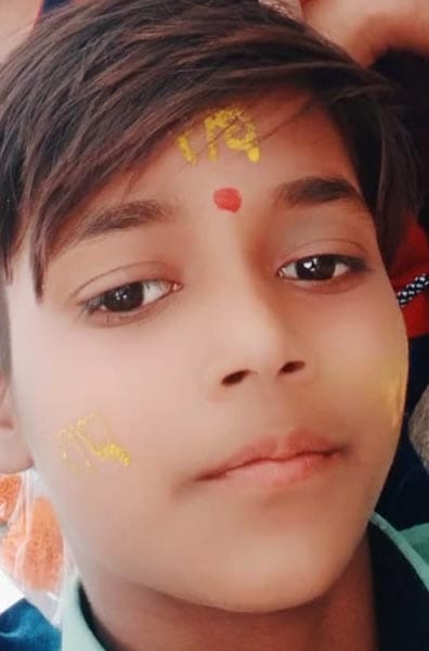 कछला में हादसे के बाद बदहवास खड़े बच्चों समेत उनके परिजन। संवाद