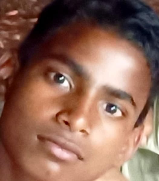 कछला में हादसे के बाद बदहवास खड़े बच्चों समेत उनके परिजन। संवाद