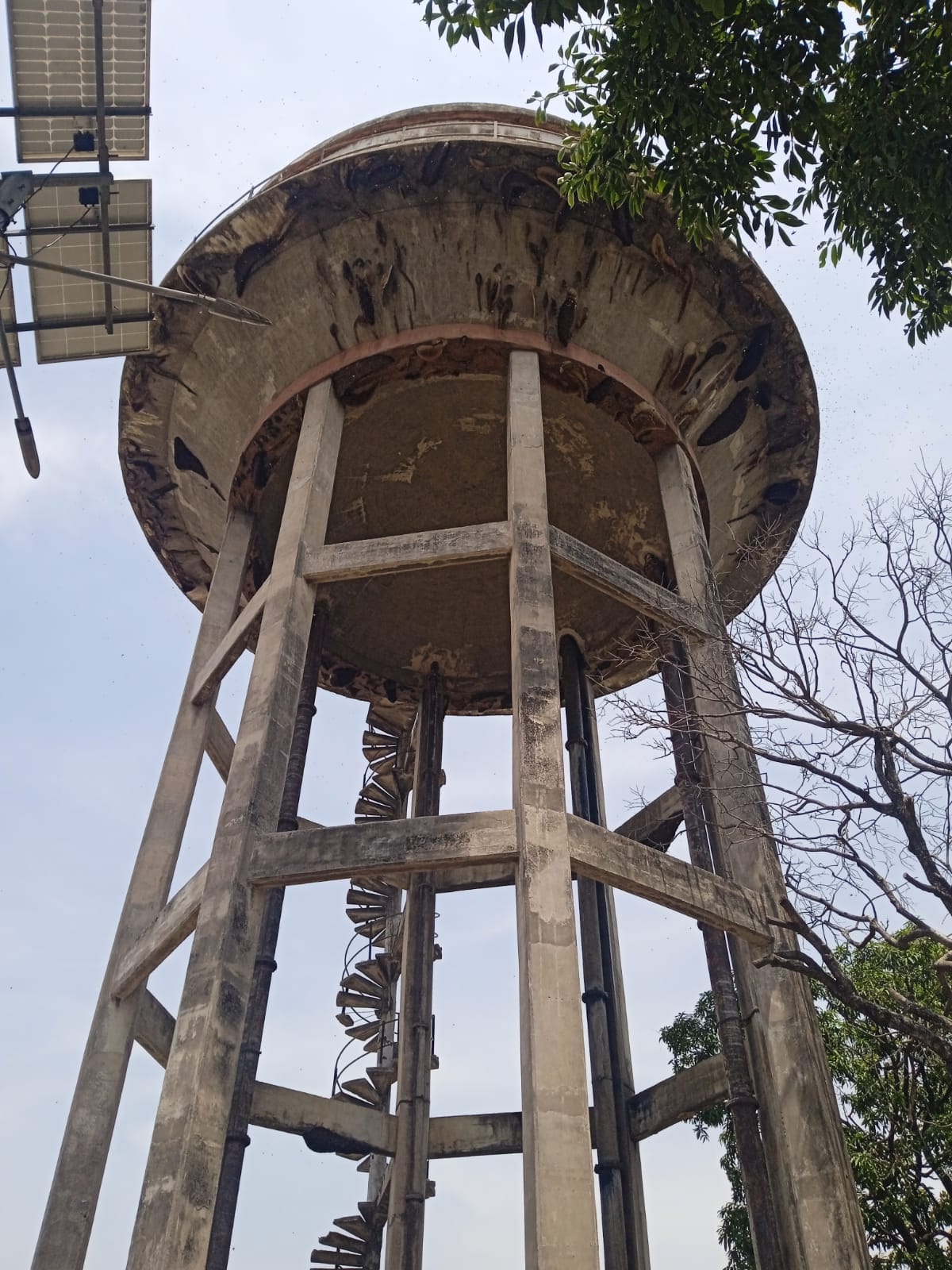 बीसलपुर का जर्जर ओवरहेड टैंक। संवाद